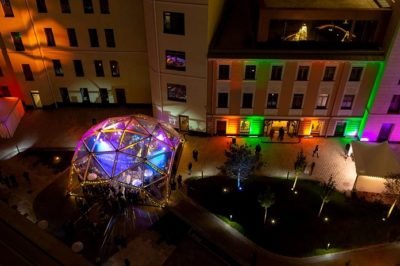 В ЗАКРЫТОМ АНГЛИЙСКОМ САДУ ПРОЕКТА «ПОЛЯНКА/44» ПРОШЛА PSN GLAMPING PARTY